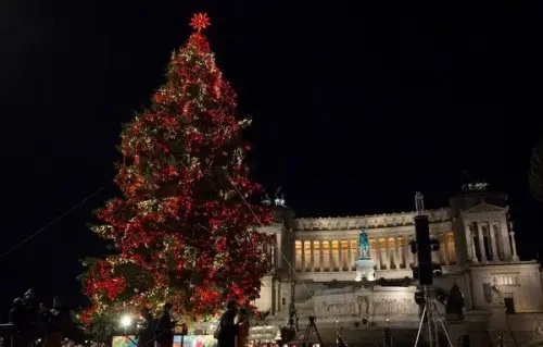 Roma: addio a Spelacchio, la Raggi accende il nuovo albero di Natale