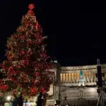 Roma: addio a Spelacchio, la Raggi accende il nuovo albero di Natale