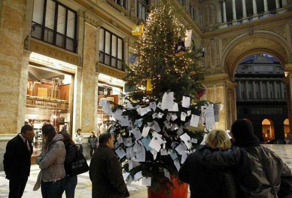 Napoli, rubato e poi ritrovato l'albero di natale in Galleria Umberto I
