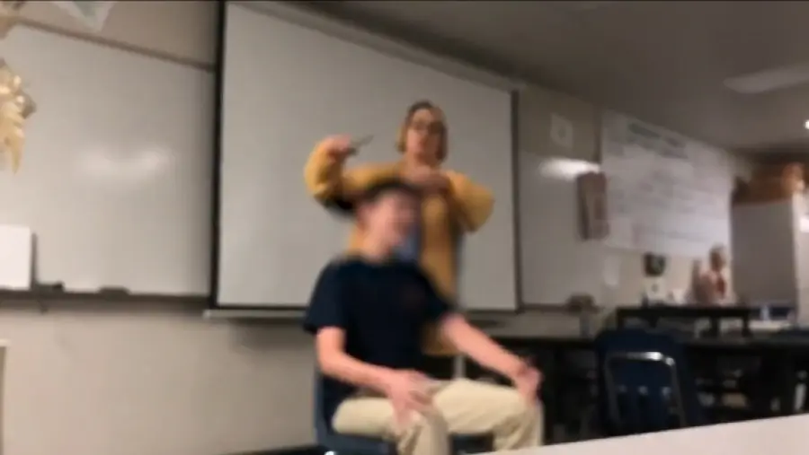 California, prof taglia capelli a uno studente: arrestata