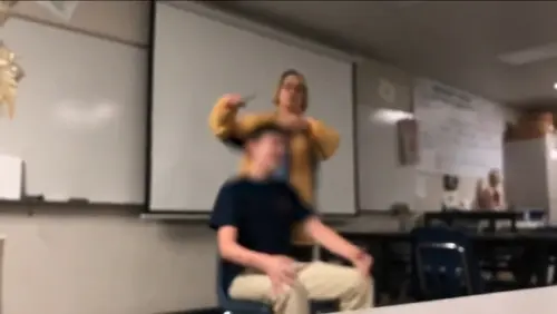 California, prof taglia capelli a uno studente: arrestata