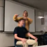 California, prof taglia capelli a uno studente: arrestata