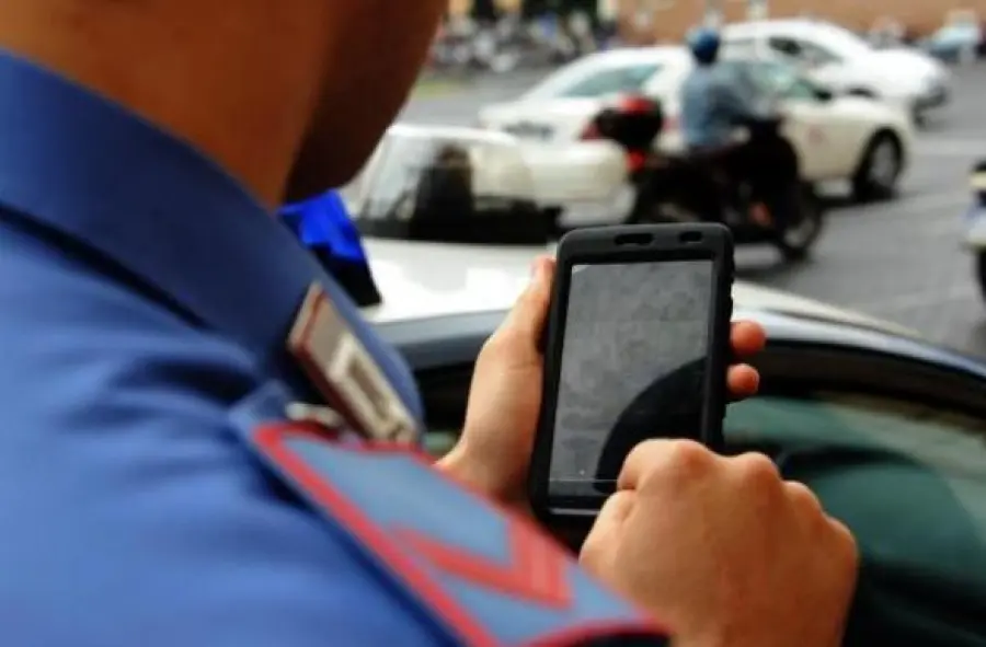 Carabinieri usano smartphone in servizio: arriva il divieto