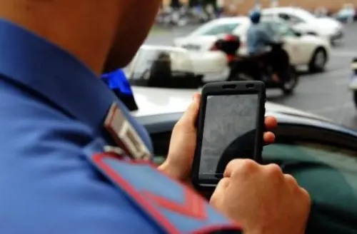 Carabinieri usano smartphone in servizio: arriva il divieto