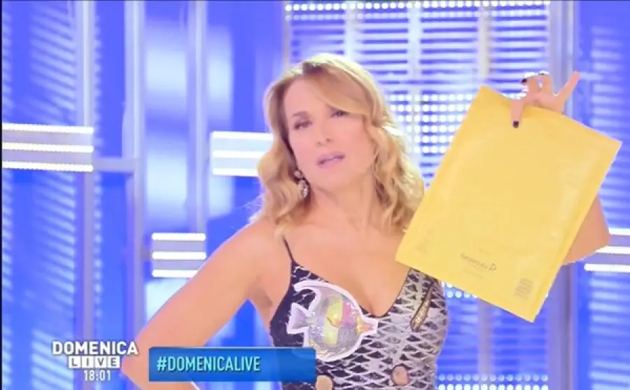 Domenica Live: Barbara D'Urso, gaffe bollente in diretta con l'ex di Dan Harrow (VIDEO)