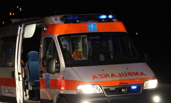 Milano, pirata dell strada investe donna e scappa: passante lo insegue e lo blocca