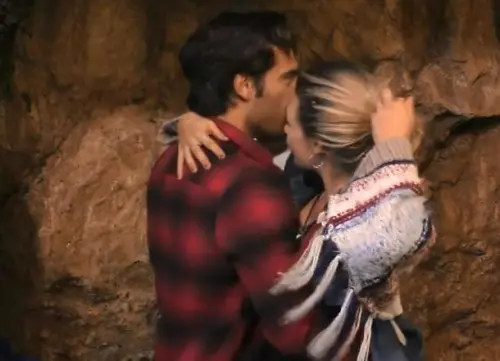 Urla fuori dalla casa per Stefano Sala, 