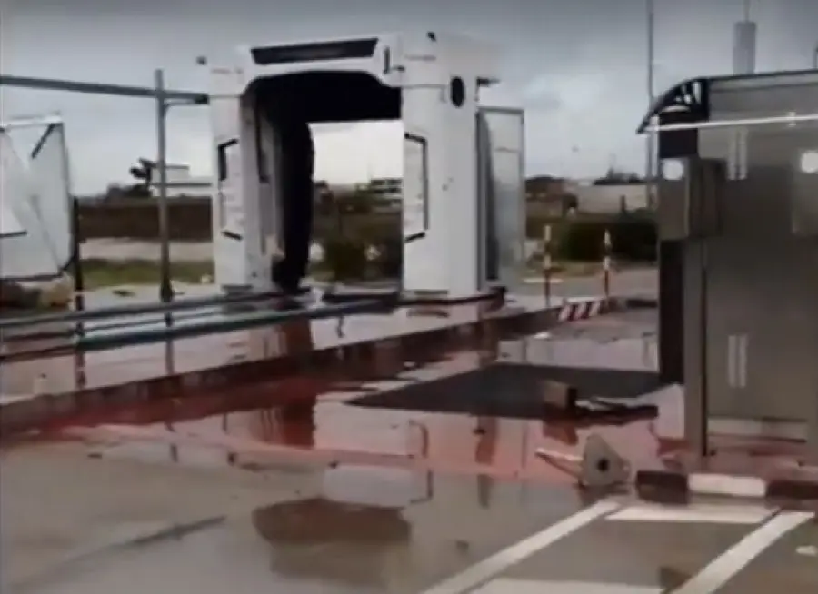 Maltempo: fortissima tromba d'aria in Salento devasta autolavaggio (VIDEO)