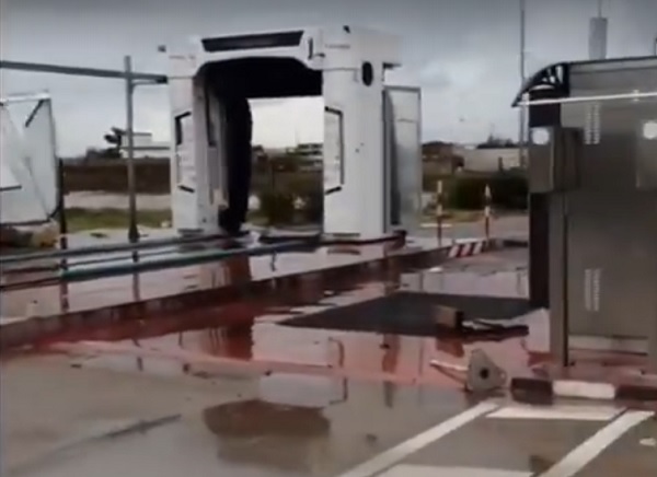 Maltempo: fortissima tromba d'aria in Salento devasta autolavaggio (VIDEO)
