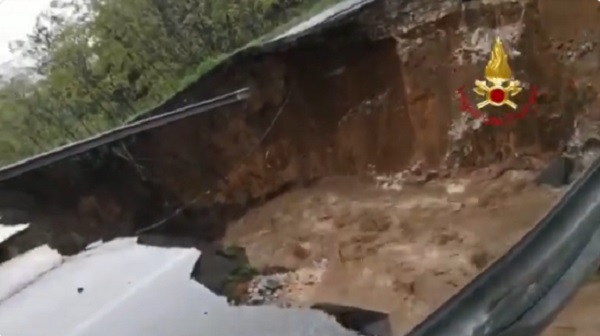 Maltempo: voragine sulla Pontina, si cerca un disperso (VIDEO)