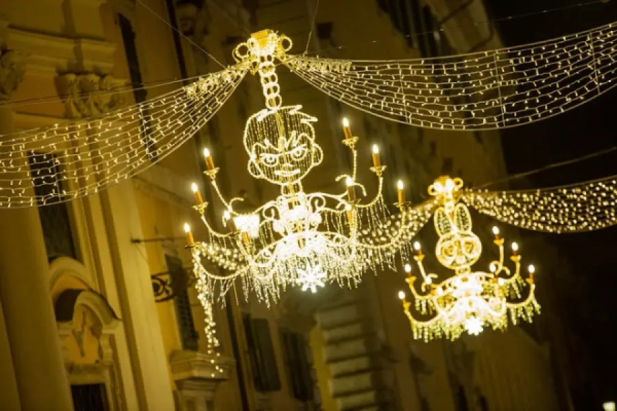 Natale 2018: Cartoni animati protagonisti per le luminarie di via Condotti a Roma (GALLERY)