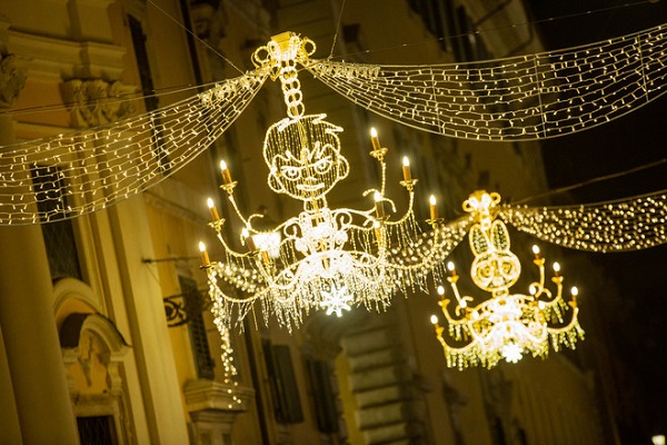 Natale 2018: Cartoni animati protagonisti per le luminarie di via Condotti a Roma (GALLERY)