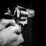 Minacciati con la roulette russa per sapere dov'era la droga