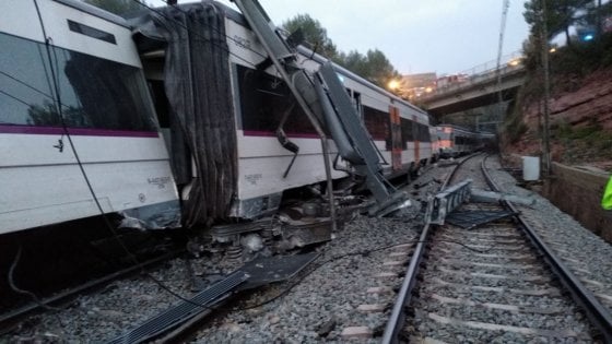Treno deraglia vicino a Barcellona, almeno un morto e diversi feriti (VIDEO)