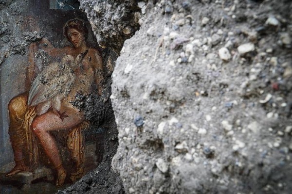 Pompei scoperto un affresco, protagonisti Leda e il cigno
