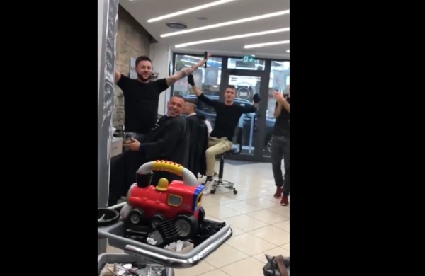 Bimbo piange al taglio dei capelli e i clienti gli cantano 'Ci son due coccodrilli' (VIDEO)