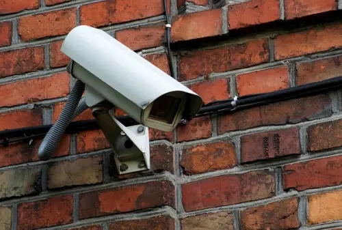 Badante incastrata dalle telecamere nascoste: picchiava coppia anziani