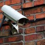 Badante incastrata dalle telecamere nascoste: picchiava coppia anziani