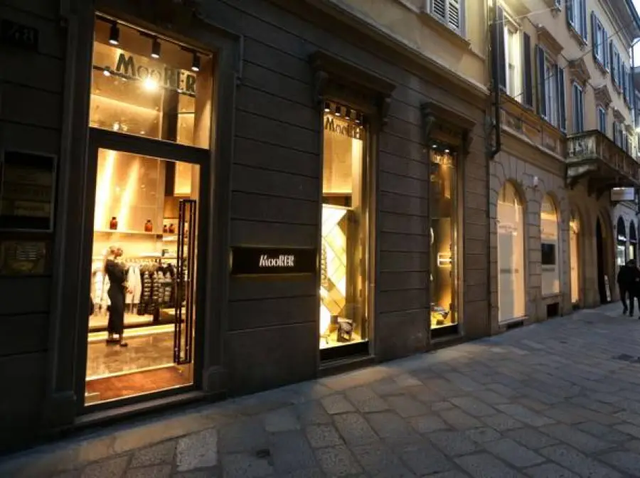 Milano, maxi furto nella notte: rubati piumini dal valore di 300mila euro