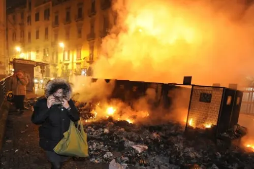 Napoletano, cumuli di rifiuti incendiati: è emergenza