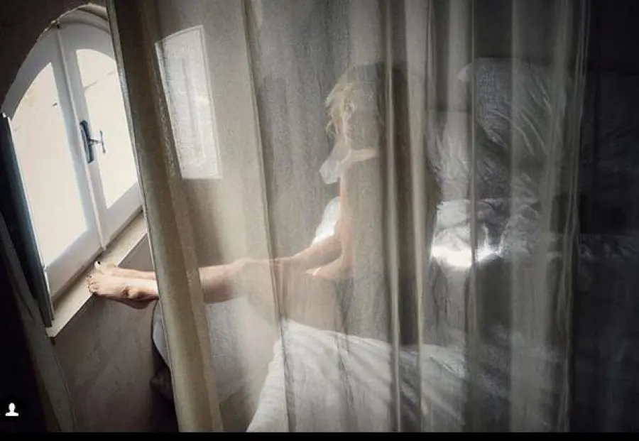 'Show' coniugale su Instagram: Claudio Santamaria pubblica una foto senza veli della moglie Francesca Barra