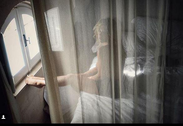 'Show' coniugale su Instagram: Claudio Santamaria pubblica una foto senza veli della moglie Francesca Barra