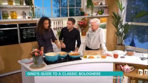 Gino D'Acampo, lo chef napoletano sbotta alla tv inglese in diretta per i funghi e la panna acida nel ragù (Video)