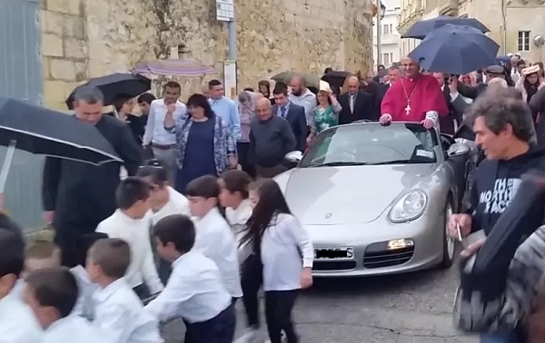 L'Arcivescovo festeggia la nuova nomina su una Porche trainata da 50 bambini (VIDEO)