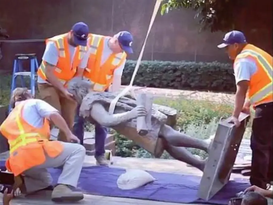 Los Angeles, abbattuta statua di Cristoforo Colombo