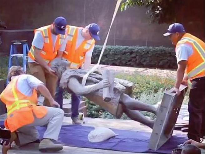 Los Angeles, abbattuta statua di Cristoforo Colombo
