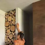 Sarah Nile: foto senza veli davanti al camino di casa