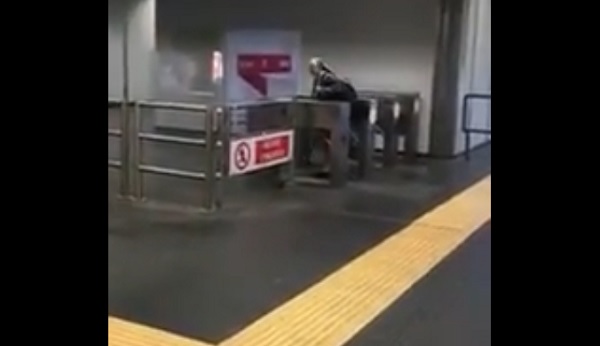 Roma: suora scavalca tornelli metro perché è senza biglietto (VIDEO)