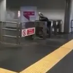 Roma: suora scavalca tornelli metro perché è senza biglietto (VIDEO)
