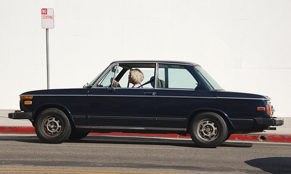 Milano, anziana travolge con l'auto due sorelle: era salita sul marciapiede