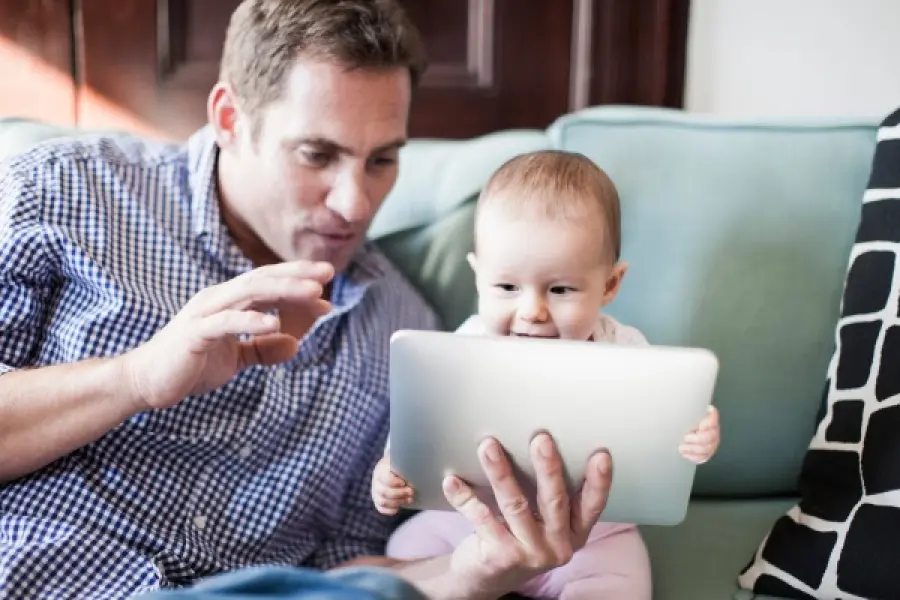 Bambini troppo attivi con lo smartphone: colpa dei genitori?