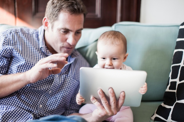 Bambini troppo attivi con lo smartphone: colpa dei genitori?
