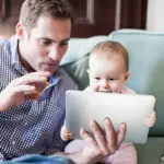 Bambini troppo attivi con lo smartphone: colpa dei genitori?