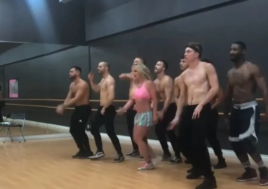 Britney Spears in veste di maestra di ballo insegna mosse sexy ad aspiranti ballerini (video)