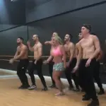 Britney Spears in veste di maestra di ballo insegna mosse sexy ad aspiranti ballerini (video)