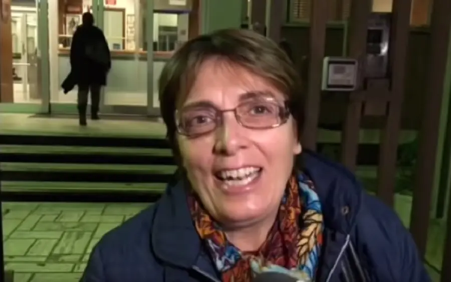 Napoli: signora difende pakistano da insulti razzisti, il video è virale