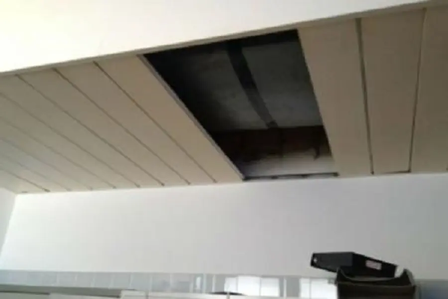Politecnico Milano: crolla soffitto a causa del maltempo (VIDEO)