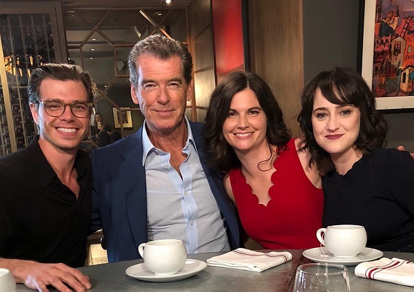 Mrs Doubtfire, Pierce Brosnan posa con bimbi del cast