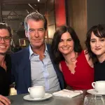 Mrs Doubtfire, Pierce Brosnan posa con bimbi del cast