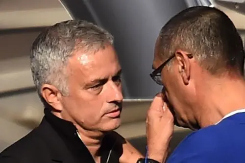 Premier, Sarri mette le dita nel naso e si pulisce su Mourinho
