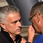 Premier, Sarri mette le dita nel naso e si pulisce su Mourinho