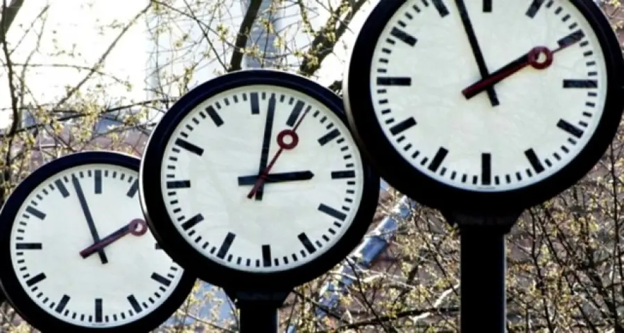 Ora solare: quando scatta? Sarà l'ultima volta che spostiamo le lancette?
