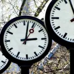 Ora solare: quando scatta? Sarà l'ultima volta che spostiamo le lancette?