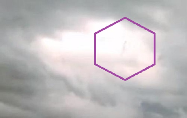 Misteriose creature volteggiano tra le nuvole: il video è virale