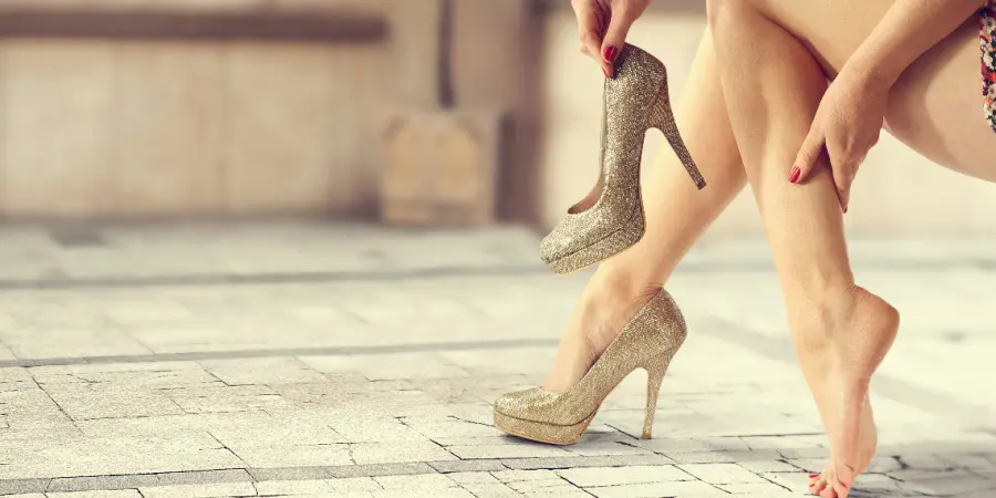 Scarpe con il tacco in casa: madre e figlia multate