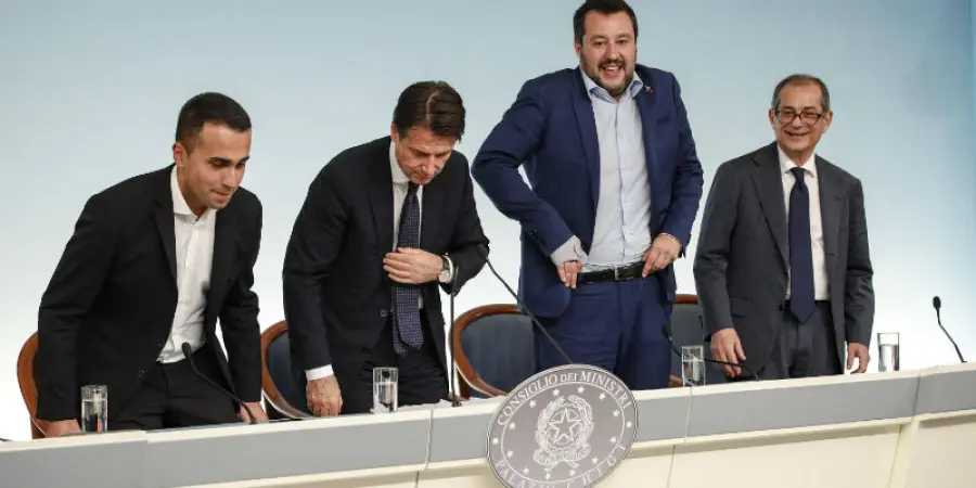 Manovra, scontro tra Salvini, Juncker e Di Maio